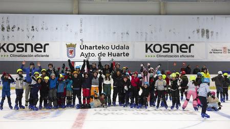 Alumnos del CPEIP Paderborn-Lezkairu y autoridades este miércoles en el Palacio de Hielo de Huarte