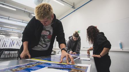 Alumnos de Artes Gráficas de FP en un taller