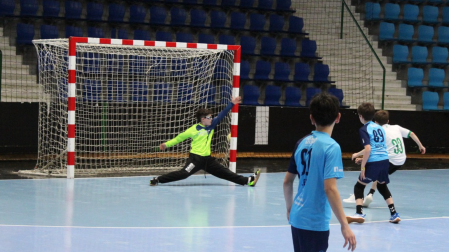 Parada del portero en un partido de balonmano