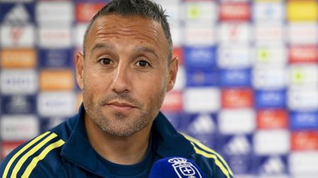 Santi Cazorla, capitán del Real Oviedo, recibió El Requexón, galardón Moscón de Oro en manos de la Asociación Amigos de Grao