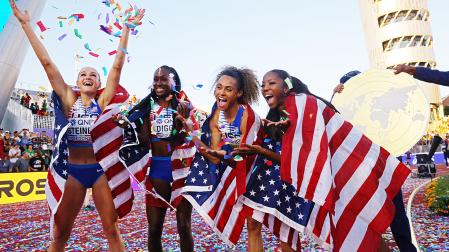 De izda. a dcha.,  Abby Steiner, Talitha Diggs, Sydney McLaughlin y Britton Wilson celebran la victoria en la prueba de 4x400 metros en los Mundiales de Atletismo de Oregón 2022