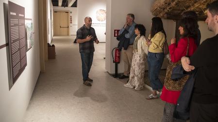 Mattin Aiestaran explica una parte de la muestra a los visitantes