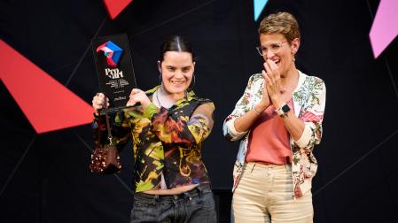 Ane Sagüés, junto a la presidenta María Chivite al recibir el premio a la Promoción al Talento Artístico 2025