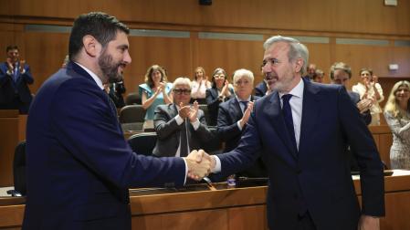 Jorge Azcón (PP) es felicitado por el portavoz de Vox, Alejandro Nolasco, tras ser reelegido presidente de Aragón