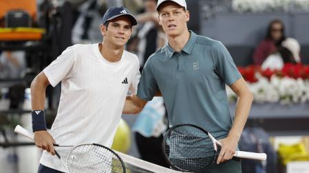 Rafa Jódar y Jannik Sinner se saludan antes del partido de cuartos de final del Abierto de Madrid