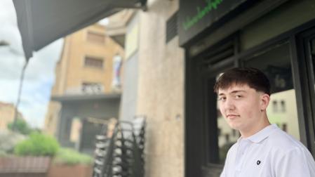 Pablo García-Ochoa, en la puerta del bar Verduri Hall de la calle Olite