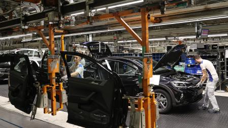Operarios del taller de montaje en la fase de colocación de las puertas de uno de los coches