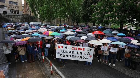 A pesar de la lluvia, docentes y familias de la escuela concertada se ha manifestado frente a la sede de Educación