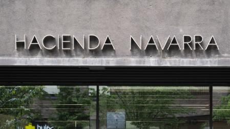 *A: Irati Aizpurua San Román *F: 28-04-26 *T: Visita de Arasti y el director de Hacienda Navarra tras la primera semana de atencón presencial de la campaña de la Renta. *L: Calle Esquiroz 16, bis. Oficina de Atenciñon al Contribuyente de Hacienda. Pamplona.