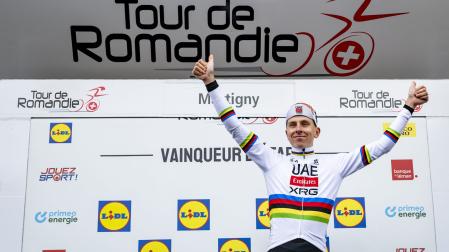 Tadej Pogacar celebra su victoria en la primera etapa del Tour de Romandía