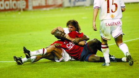 Graves incidentes en el Sevilla-Osasuna en el año 2004. En la imagen, Bakayoko muerde a Javi Navarro