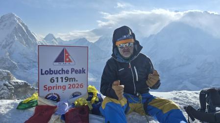 Óscar Arroyo, tras ascender a la cumbre del Lobuche ante el bloqueo de la ruta al Everest