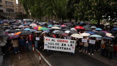 La lluvia no impidió la protesta de docentes y familias de la escuela concertada ante Educación.