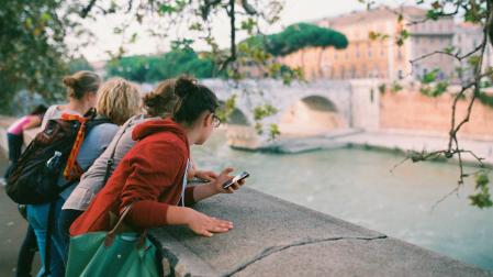 Estudiantes junto al río Tíber, en Roma.