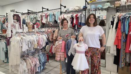 Cristina y Maite Cadena Guerendiáin, responsables de la tienda de ropa infantil y trajes de Comunión Cadena Moda, en la calle Mayor de Burlada