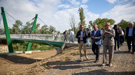 El consejero Óscar Chivite y Esther Villanueva, en su visita de hoy a la pasarela peatonal y ciclable de Marcilla.