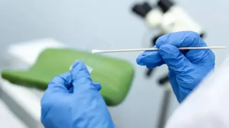 El cribado para detectar de manera precoz el cáncer de cuello de útero se hace entre mujeres de 25 y 60 años.