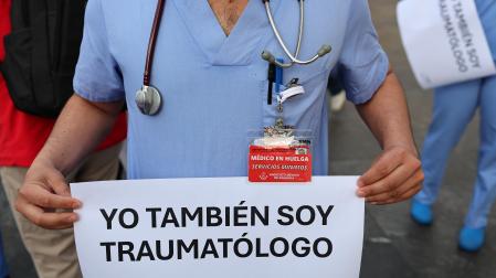 Un facultativo muestra su apoyo a los compañeros de Traumatología en la concentración de Príncipe de Viana