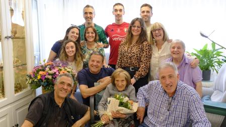 Jeru, rodeada de su familia y el alcalde Asiron