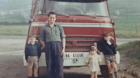 Un padre y sus hijos alrededor de su camión en Olazagutía.