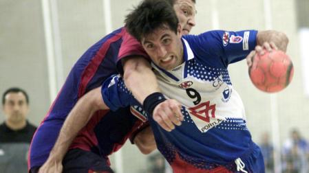 Mateo Garralda trata de zafarse de la defensa de Andrei Xepkin durante el encuentro de ida de la final de la Copa de Europa de 2001 en la UPNA.