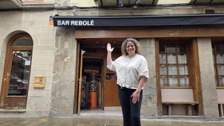 La actual gestora del bar Rebolé de Sangüesa, Analía Yerdeo Giangiulio, ante la fachada donde acaba de retirarse el letrero tradicional