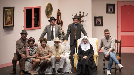 Sentados, desde la izq.: Fernando Eugui, Carmen Martínez, Raquel García, Fernando Ustárroz, Rosa Nagore y Fermín Cariñena. De pie, Manolo Almagro y Txuma García, en el escenario de la Casa de Cultura de Villava.