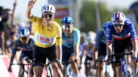 Pogacar celebra la victoria en la segunda etapa del Tour de Romandía
