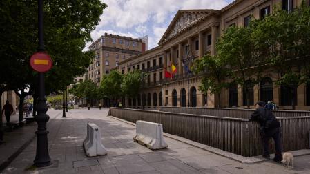 Bloques de hormigón impiden el acceso a la avenida Carlos III, desde la Plaza del Castillo.