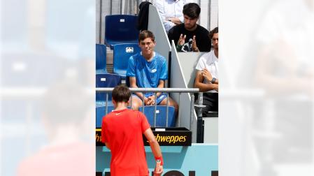 Carlos Alcaraz, en la grada, aplaude a su hermano Jaime