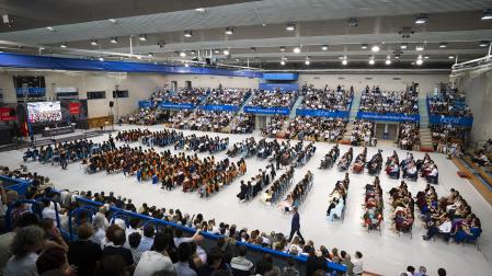 Un momento del acto de graduación, el pasado jueves 23 de abril en el pabellón de la UPNA