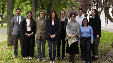 PROTAGONISTAS DE LAS JORNADAS Sergio García-Magariño, Leyre Lecumberri (UPNA), Juan María Sánchez-Prieto (UPNA), Begoña Pérez Eransus (vicerrectora de la UPNA), Beth Lyon (Cornell University), Piedad Lucía Barreto (Universidad Cooperativa de Colombia), Mikel Ferrero (UPNA), Karla P. Ramos (UCA de El Salvador) y Shauna Siggelkow (Define American).