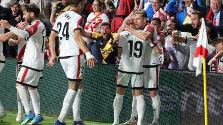 Los jugadores del Rayo celebran el gol de Alemao