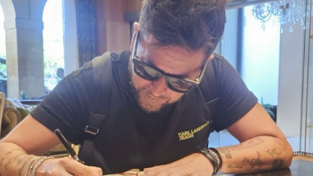 Pablo López firma en el libro de honor del hotel La Perla