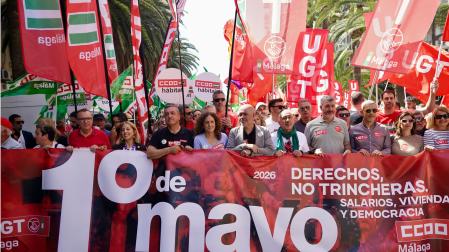 El secretario general de CCOO, Unai Sordo (6d), junto al secretario general de UGT, Pepe Álvarez (5d), tras la pancarta que abre la manifestación convocada en Málaga con motivo del 1 de mayo.