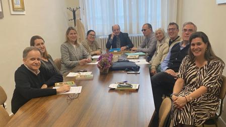 Miembros de la comisión de coordinación de la pastoral de la vida, reunidos con el arzobispo Florencio Roselló