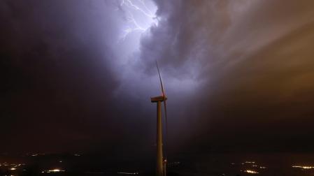 Un rayo cae en el parque eólico de El Perdón durante la tormenta junto a la capital navarra. EFE/Jesus Diges