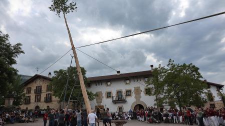 Alzamiento del 'Mayo' en Iturmendi.