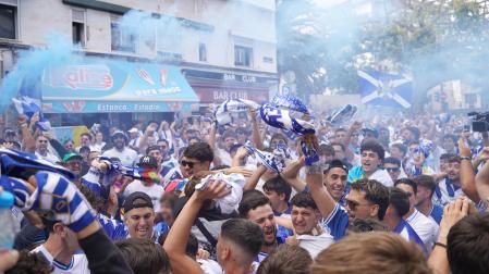Decenas de aficionados celebran el ascenso del CD Tenerife a Segunda División, en los alrededores del estadio Heliodoro Rodríguez López