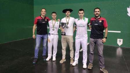 EL HOMBRE CLAVE. Fermín Arribillaga, mano individual sénior, sostiene el trofeo de campeones del GRABNI con sus compañeros