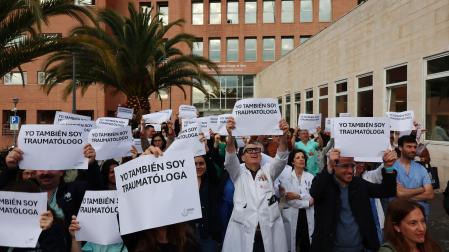 Concentración de médicos con el lema "yo también soy traumatólogo".