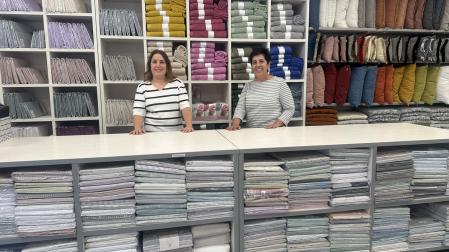 Las hermanas Cristina y Beatriz Jordana Ganuza en el establecimiento familiar de Estella.