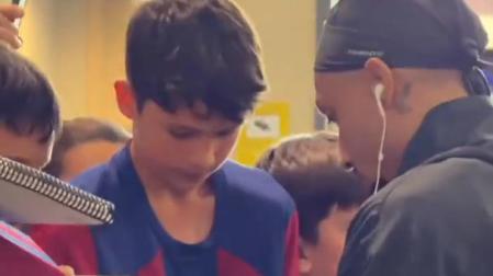 Raphina firma la camiseta a un joven aficionado en Noáin