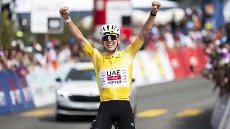 Tadej Pogacar celebra el triunfo tras cruzar en solitario la meta Charmey