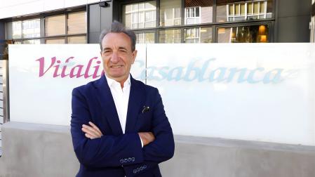 Chema Cosculluela, principal responsable del Grupo Vitalia, posa frente a la residencia para mayores Vitalia Casablanca de Zaragoza