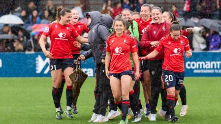 Las jugadoras de Osasuna celebran su clasificación para disputar el 'playoff' tras empatar en casa contra el Alavés