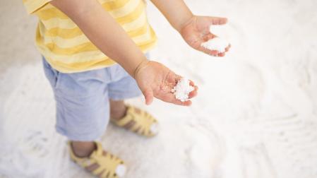 Un niño jugando con sal en Salinas de Oro durante la jornada sobre este producto celebrada el pasado verano.