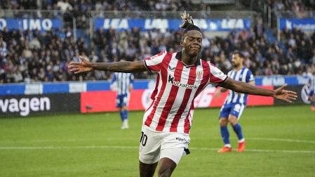 VITORIA, 02/05/2026.- El delantero del Athletic Nico Williams celebra tras marcar el 2-4, durante el partido de LaLiga de fútbol que Deportivo Alavés y Athletic Club disputan este sábado en el estadio de Mendizorrotza, en Vitoria. EFE/Adrián Ruiz Hierro