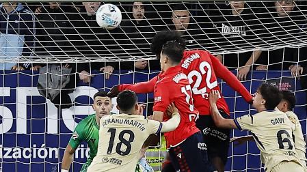 Boyomo y Budimir saltan a rematar un córner rojillo contra el Barcelona