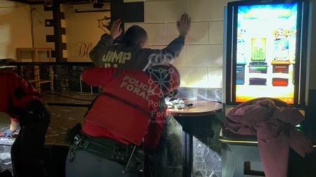 Un agente de la Policía Foral, durante la operación